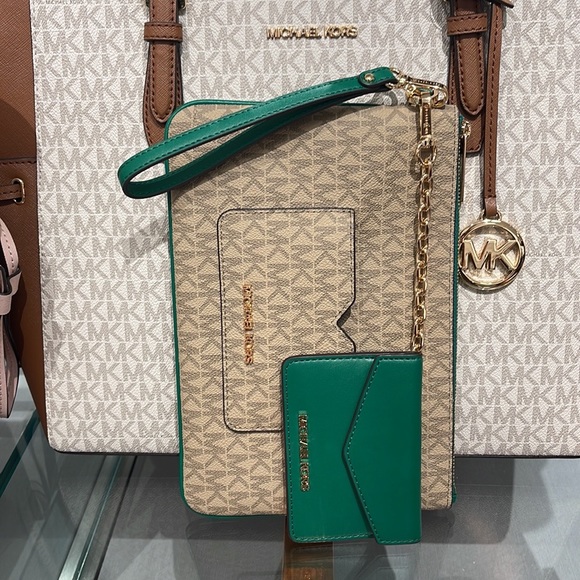 MICHAEL KORS JET SET ITEM LG 2 in 1 CARD CASE & WRISTLET
Palmetto Green
NWT - Picture 10 of 16